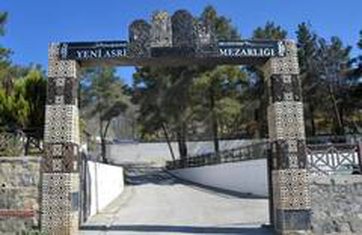 Kuşadası'nda Yeni Asri Mezarlıkta düzenleme çalışması yapılıyor