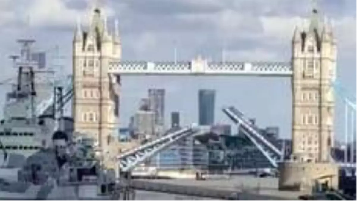 Londra'daki Tower Bridge köprüsünün kolları bir süre havada asılı kaldı