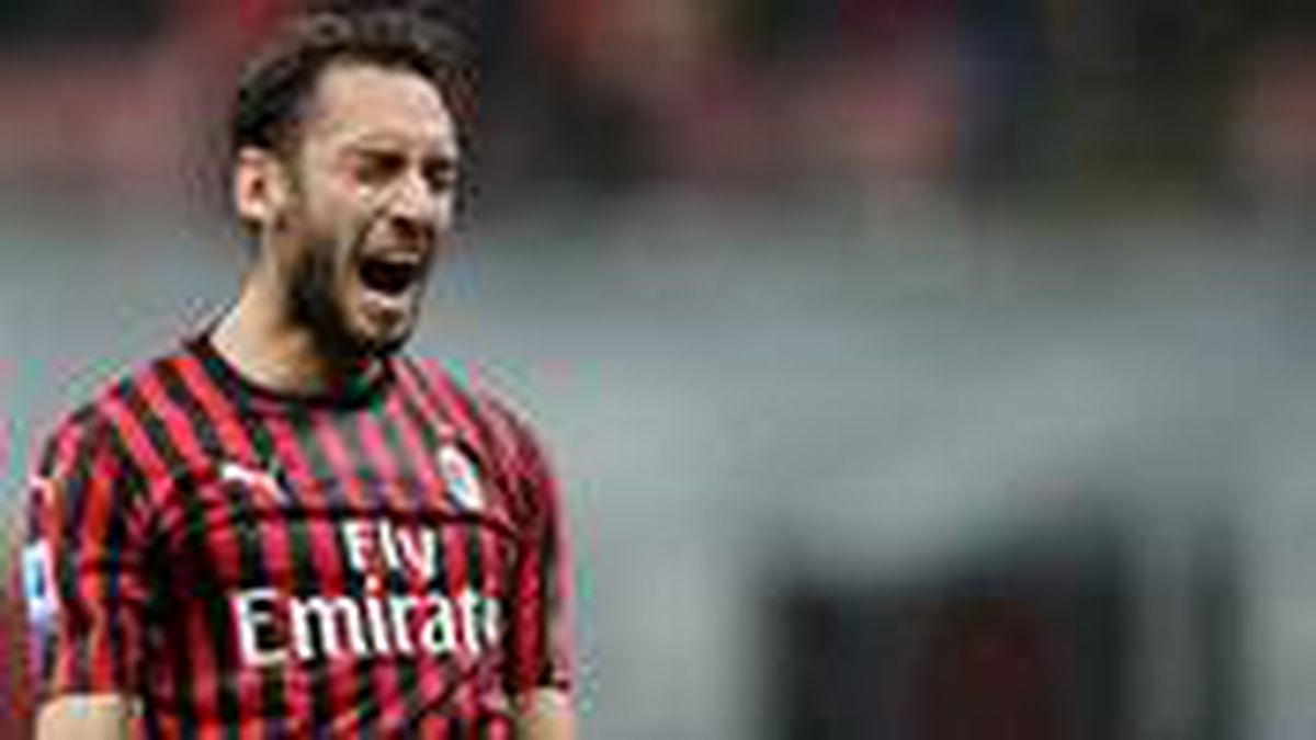 Milan, Hakan Çalhanoğlu'na yıllık 3 milyon euro maaş teklif etti