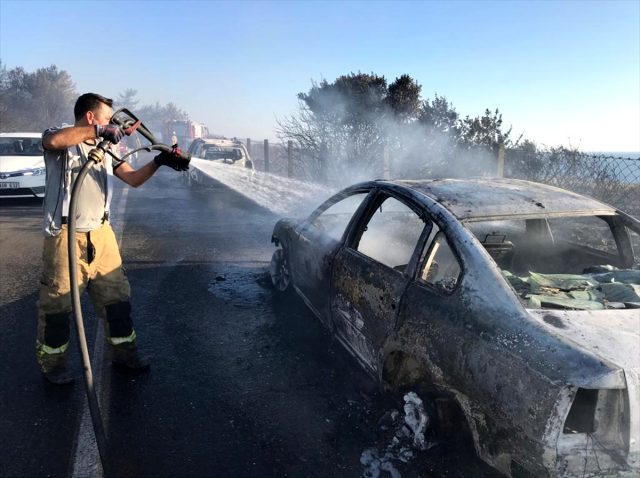 Seferihisar'da otluk alanda çıkan yangında yaklaşık 50 araç yandı