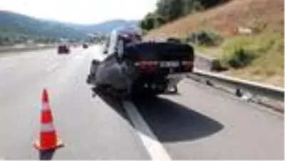 TEM'de bariyerlere çarpan otomobil takla attı: 1 yaralı