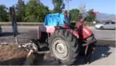 Son dakika! TOKAT Kazada yola saçılan çekirdekleri vatandaşlar topladı Son dakika! TOKAT Kazada yola saçılan çekirdekleri vatandaşlar topladı