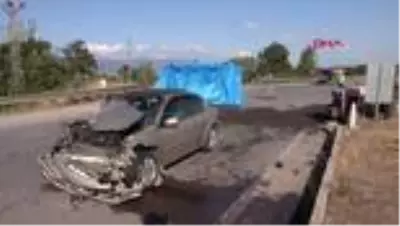 Son dakika! TOKAT Kazada yola saçılan çekirdekleri vatandaşlar topladı Son dakika! TOKAT Kazada yola saçılan çekirdekleri vatandaşlar topladı