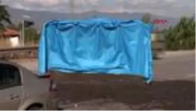 Son dakika! TOKAT Kazada yola saçılan çekirdekleri vatandaşlar topladı Son dakika! TOKAT Kazada yola saçılan çekirdekleri vatandaşlar topladı