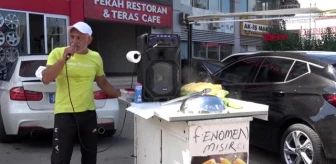 TRABZON Seyyar arabasıyla şarkı söyleyerek haşlanmış mısır satıyor