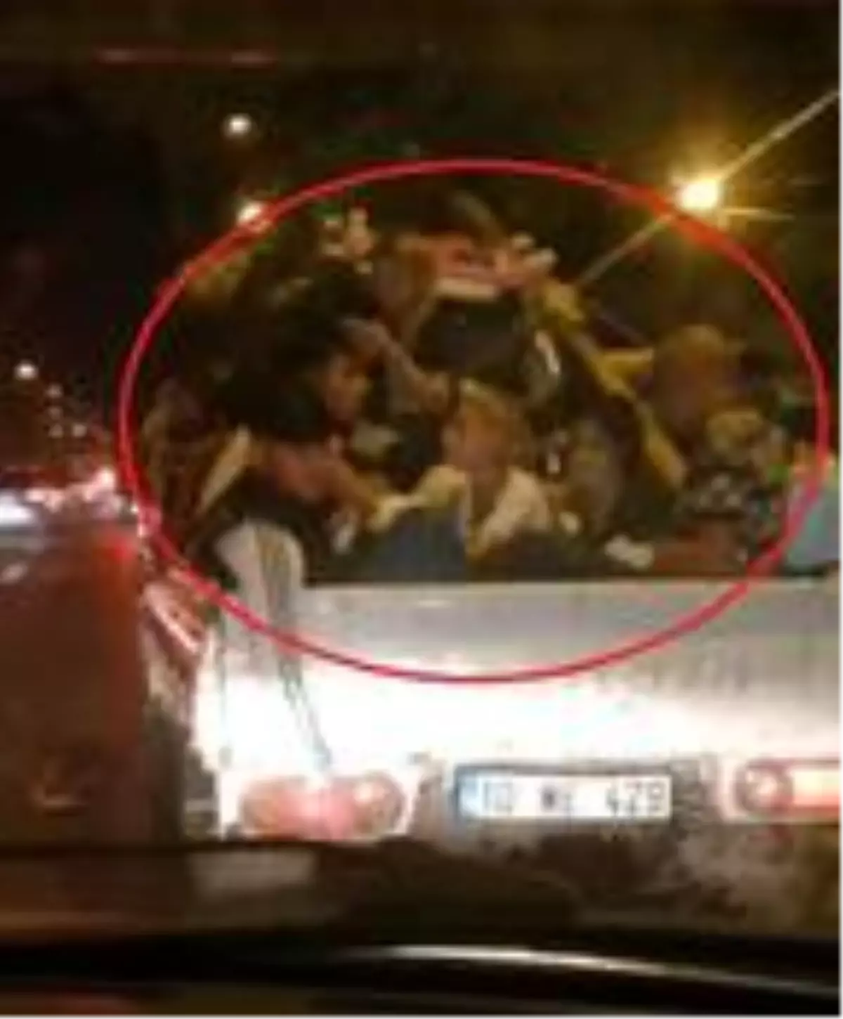 Kamyonet kasasındaki tehlikeli yolculuk kameraya yansıdı