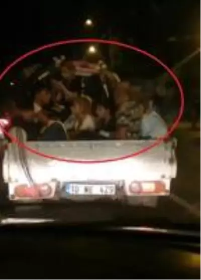 6 kişinin kamyonet kasasında tehlikeli yolculuğu kameraya yansıdı