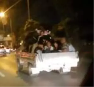 6 kişinin kamyonet kasasında tehlikeli yolculuğu kameraya yansıdı