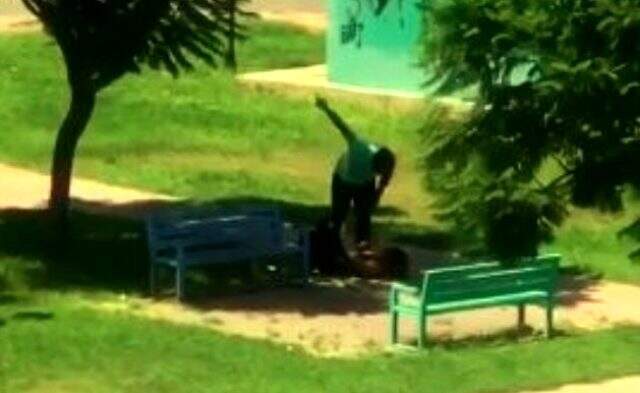 Antalya'da bir kişi, parkın ortasında kadını yere yatırıp darp etti! O anlar kameraya yansıdı