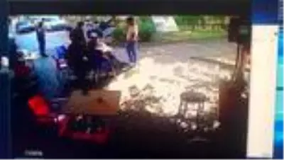 Bursa'da otomobil çaldıkları iddia edilen 2 şüpheli tutuklandı Bursa'da otomobil çaldıkları iddia edilen 2 şüpheli tutuklandı