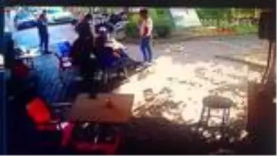 BURSA Saç tokasıyla kapılarını açtıkları arabayı sevgilisine ittirerek çaldı BURSA Saç tokasıyla kapılarını açtıkları arabayı sevgilisine ittirerek çaldı