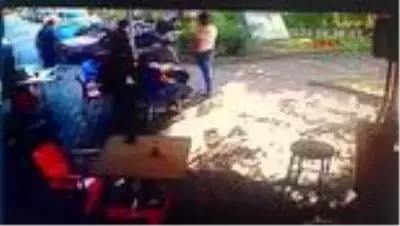 BURSA Saç tokasıyla kapılarını açtıkları arabayı sevgilisine ittirerek çaldı BURSA Saç tokasıyla kapılarını açtıkları arabayı sevgilisine ittirerek çaldı