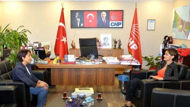 Canan Kaftancıoğlu, lise öğrencisini ağırlarken masasında sigara paketi yer aldı