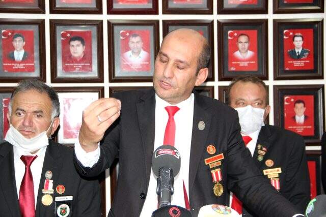 Dernek başkanı, sağlık sebebi ile istifasını açıklarken gözyaşlarına boğuldu