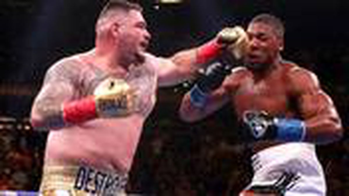 Eşini aldatan ünlü boksör Andy Ruiz Jr. canlı yayında başka bir kadınla öpüştü