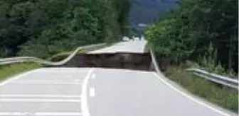 Kovanlık: Giresun'daki sel felaketinin ardından şehirdeki yollar büyük ölçüde tahrip oldu Kovanlık: Giresun'daki sel felaketinin ardından şehirdeki yollar büyük ölçüde tahrip oldu