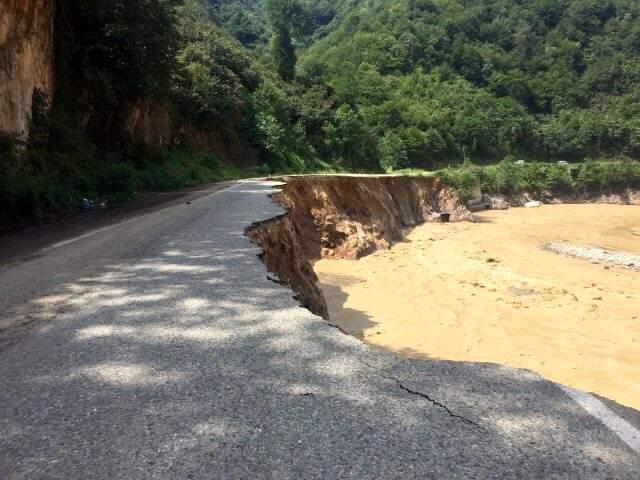 Giresun'daki sel felaketinin ardından şehirdeki yollar büyük ölçüde tahrip oldu