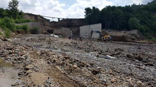 Giresun'daki sel felaketinin ardından şehirdeki yollar büyük ölçüde tahrip oldu