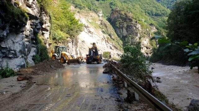 Giresun'daki sel felaketinin ardından şehirdeki yollar büyük ölçüde tahrip oldu
