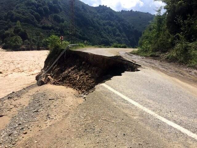 Giresun'daki sel felaketinin ardından şehirdeki yollar büyük ölçüde tahrip oldu