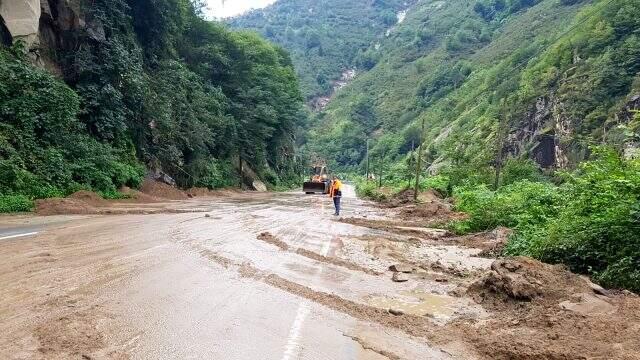 Giresun'daki sel felaketinin ardından şehirdeki yollar büyük ölçüde tahrip oldu