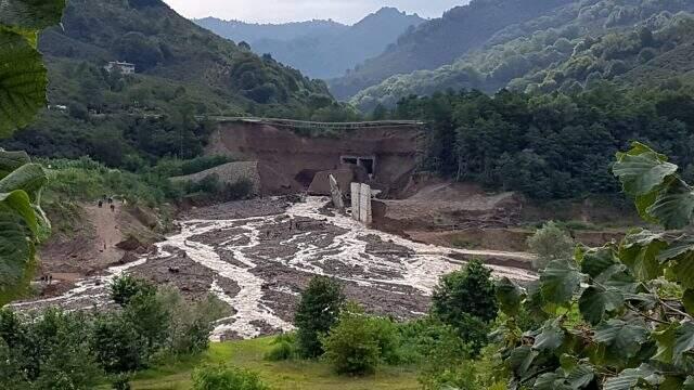 Giresun'daki sel felaketinin ardından şehirdeki yollar büyük ölçüde tahrip oldu