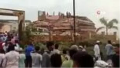 - Hindistan'da 5 katlı bina çöktü- En az 60 kişi enkaz altında kaldı - Hindistan'da 5 katlı bina çöktü- En az 60 kişi enkaz altında kaldı