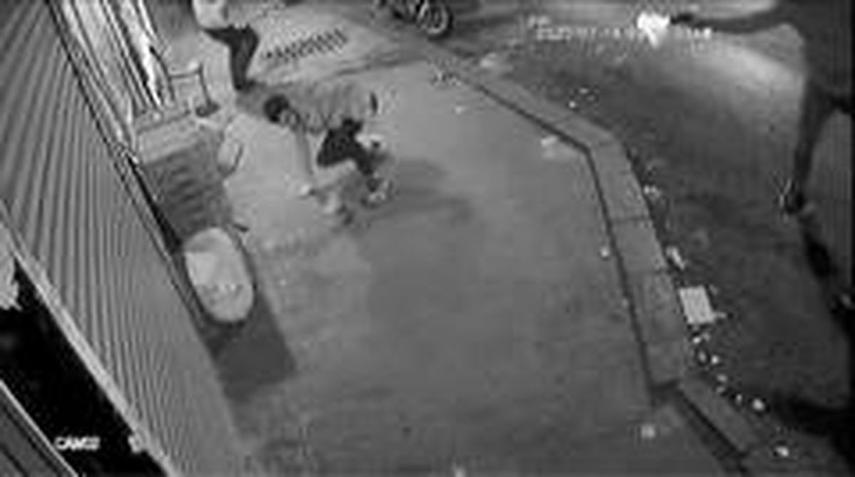 Okmeydanı'nda arkadaşlarıyla dürüm yiyen gence silahlı saldırı