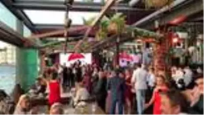 Kovid-19 salgını nedeniyle düğünleri ertelenen sağlıkçılar dünyaevine girdi Kovid-19 salgını nedeniyle düğünleri ertelenen sağlıkçılar dünyaevine girdi