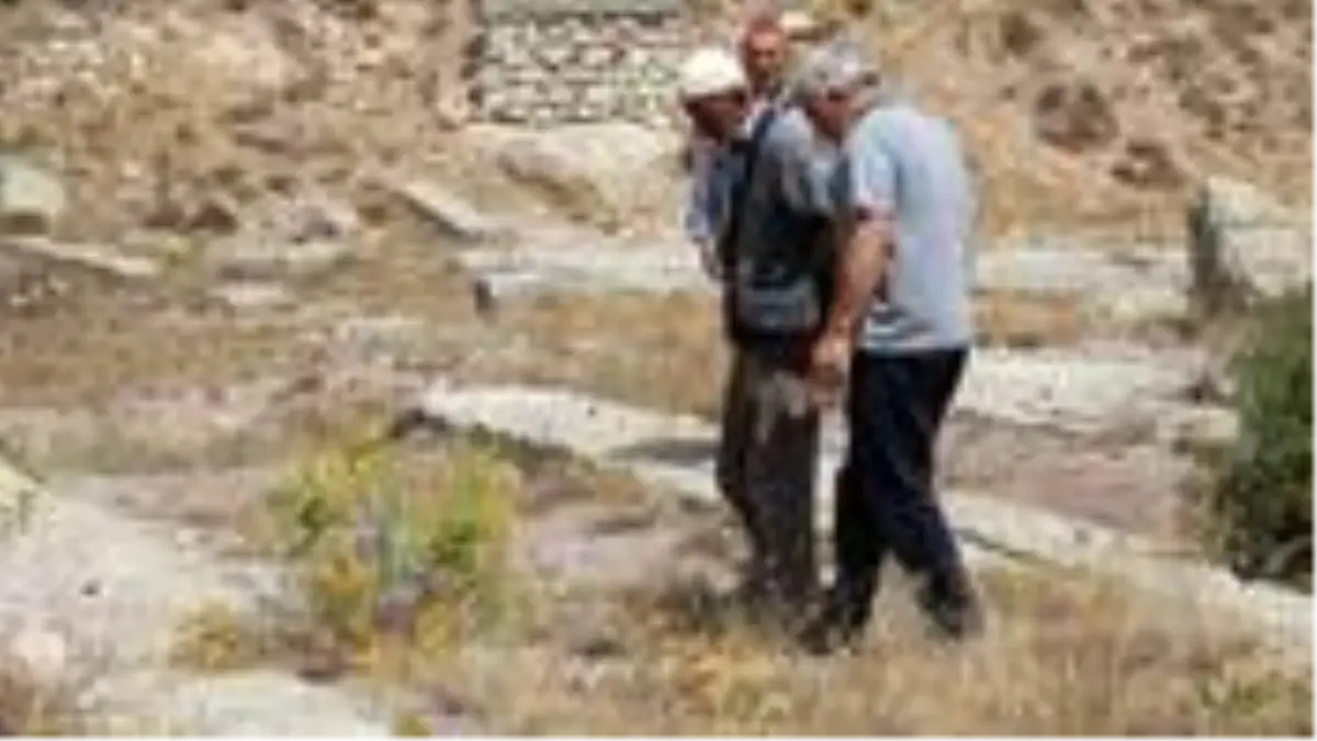 Köylüler, betonla kapatılan petrol kuyusunun yeniden açılmasını istiyor