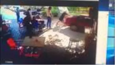 Saç tokasıyla kapısını açtıkları otomobili çalan sevgililer yakalandı Saç tokasıyla kapısını açtıkları otomobili çalan sevgililer yakalandı
