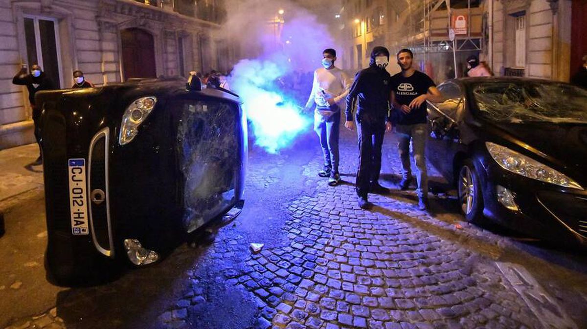 Şampiyonlar Ligi'nde yenilgiyi hazmedemeyen PSG'li taraftarlar, polisle çalıştı