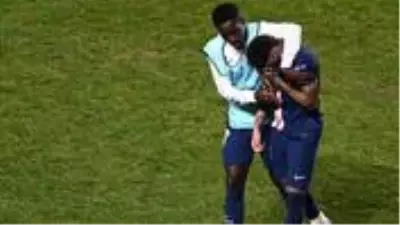 Şampiyonlar Ligi'ni kaybeden PSG'nin yıldız futbolcusu Neymar, gözyaşlarını tutamadı Şampiyonlar Ligi'ni kaybeden PSG'nin yıldız futbolcusu Neymar, gözyaşlarını tutamadı
