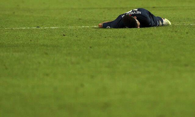 Şampiyonlar Ligi'ni kaybeden PSG'nin yıldız futbolcusu Neymar, gözyaşlarını tutamadı Şampiyonlar Ligi'ni kaybeden PSG'nin yıldız futbolcusu Neymar, gözyaşlarını tutamadı