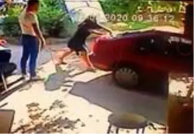 Sevgilisinin ittiği arabayı düz kontak yaparak kaçırdı Sevgilisinin ittiği arabayı düz kontak yaparak kaçırdı