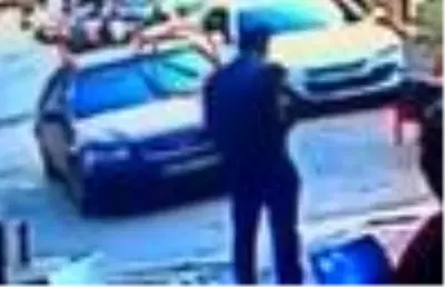 Sevgilisinin ittiği arabayı düz kontak yaparak kaçırdı Sevgilisinin ittiği arabayı düz kontak yaparak kaçırdı