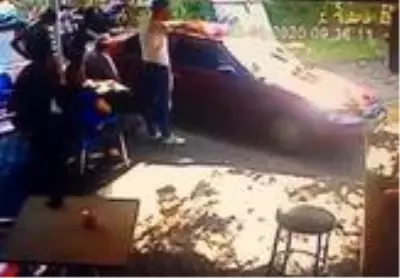 Sevgilisinin ittiği arabayı düz kontak yaparak kaçırdı Sevgilisinin ittiği arabayı düz kontak yaparak kaçırdı