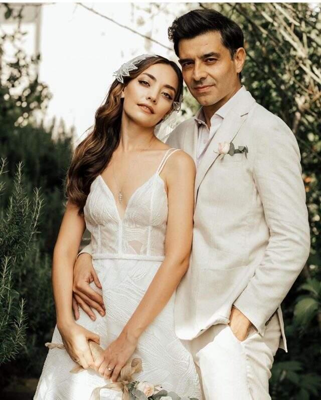 ZEYNEP TUĞÇE BAYAT VE CANSEL ELÇİN DÜNYA EVİNE GİRDİ