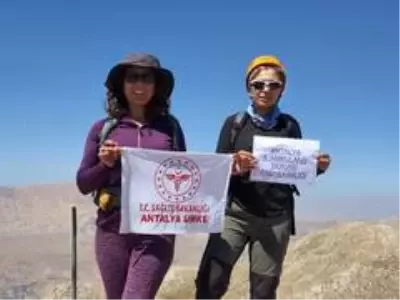 'Zirveyi pandemiye bırakmayacağız' dediler, 2 günde 2 dağ tırmanışı gerçekleştirdiler 'Zirveyi pandemiye bırakmayacağız' dediler, 2 günde 2 dağ tırmanışı gerçekleştirdiler