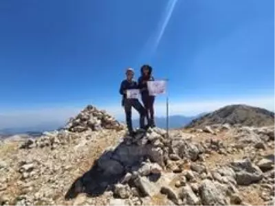 'Zirveyi pandemiye bırakmayacağız' dediler, 2 günde 2 dağ tırmanışı gerçekleştirdiler 'Zirveyi pandemiye bırakmayacağız' dediler, 2 günde 2 dağ tırmanışı gerçekleştirdiler
