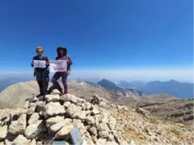'Zirveyi pandemiye bırakmayacağız' dediler, 2 günde 2 dağ tırmanışı gerçekleştirdiler 'Zirveyi pandemiye bırakmayacağız' dediler, 2 günde 2 dağ tırmanışı gerçekleştirdiler