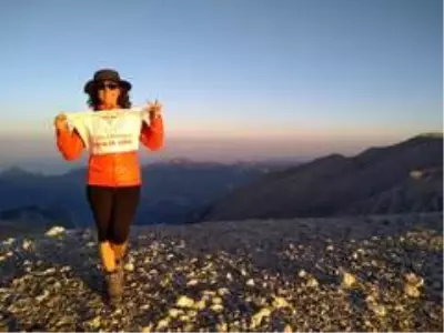'Zirveyi pandemiye bırakmayacağız' dediler, 2 günde 2 dağ tırmanışı gerçekleştirdiler 'Zirveyi pandemiye bırakmayacağız' dediler, 2 günde 2 dağ tırmanışı gerçekleştirdiler