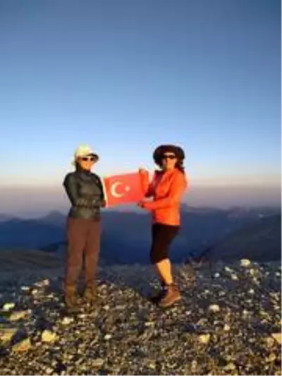 'Zirveyi pandemiye bırakmayacağız' dediler, 2 günde 2 dağ tırmanışı gerçekleştirdiler 'Zirveyi pandemiye bırakmayacağız' dediler, 2 günde 2 dağ tırmanışı gerçekleştirdiler