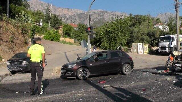 Antalya'da zincirleme trafik kazası! Freni patlayan halk otobüsü araçlara çarptı