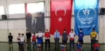 Ayrancı: Son dakika haberi: Ayrancı Belediyesi'nden badminton sporcularına malzeme desteği Ayrancı: Son dakika haberi: Ayrancı Belediyesi'nden badminton sporcularına malzeme desteği