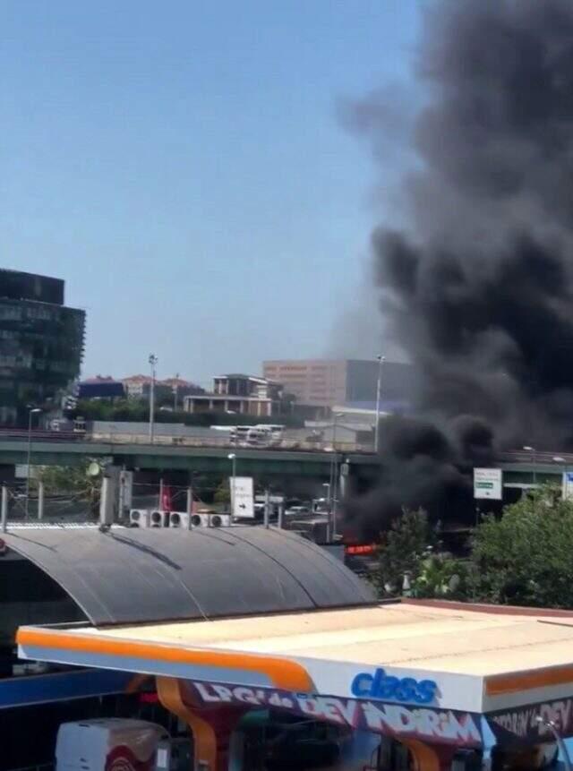 Bakırköy'de metrobüs alev alev yanıyor