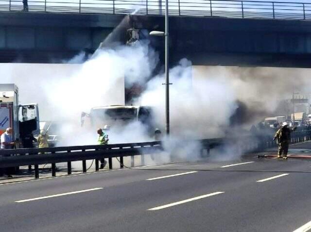 Bakırköy'de metrobüs alev alev yanıyor