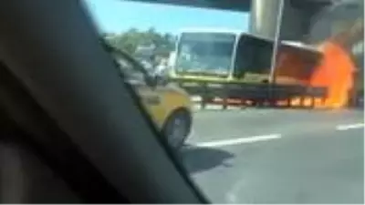 Bakırköy'de metrobüs alev alev yanıyor