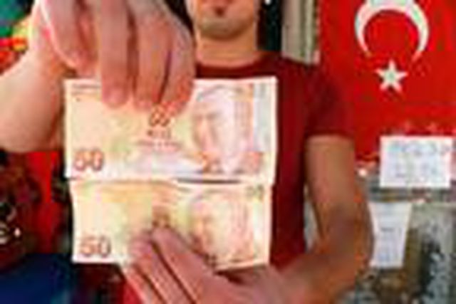 Adanalı bakkal, hatalı basım 50 TL'sini satmak için en iyi teklifi bekliyor