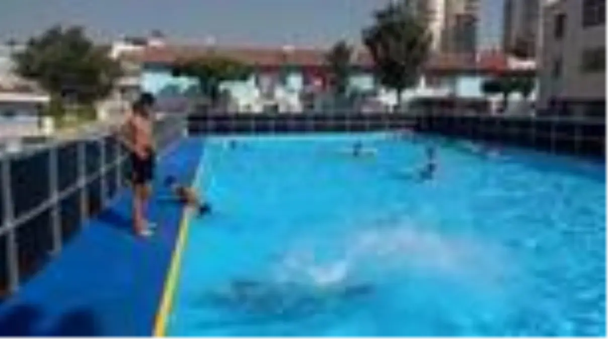 Son dakika haber! Mersin'de çocuklar okul bahçelerine kurulan portatif havuzlarda yüzme öğreniyor